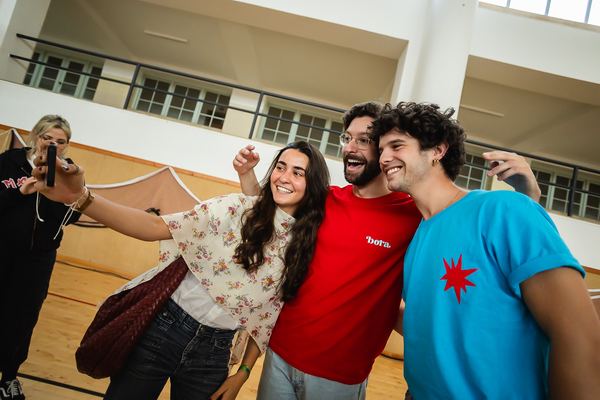 Alunos tiram uma fotografia com os apresentadores no final da sessão.