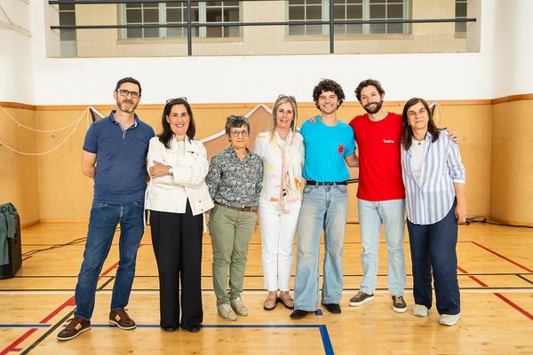 Fotografia de grupo dos apresentadores com professores e direção da escola.