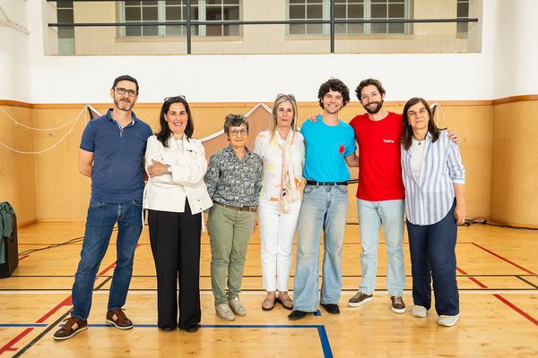 Fotografia de grupo no final da gravação, no pavilhão da escola.