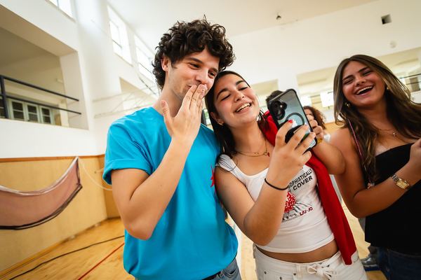 Alunas tiram uma selfie com um dos apresentadores.