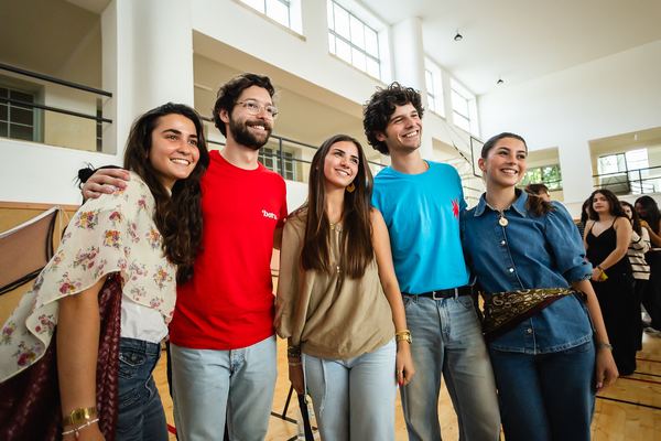 Alunos e apresentadores juntos, no final da sessão.