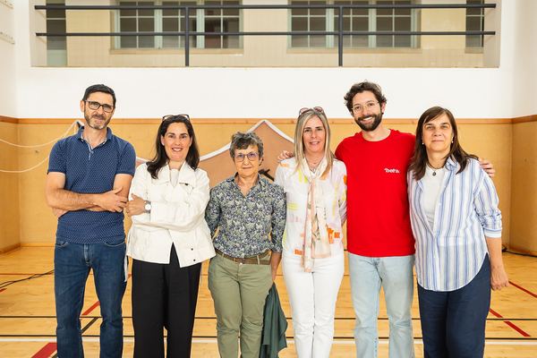Os apresentadores posam com elementos da comunidade escolar.