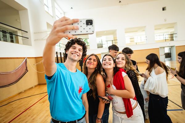 Selfie de grupo com alunos, no pavilhão da escola.