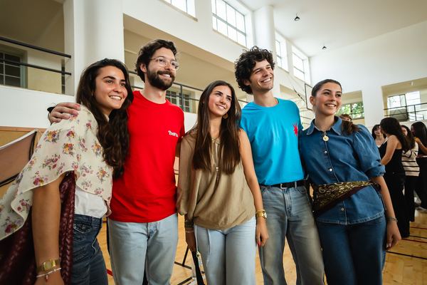 Um grupo de alunos posa com os apresentadores do BORA.