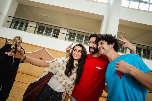 Alunos e apresentadores posam para a fotografia no final da gravação.