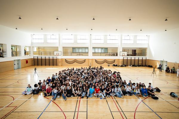 A assistência reunida no pavilhão da escola durante o episódio.