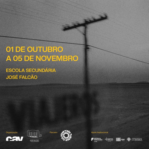 Cartaz da exposição: fotografia a preto e branco, desfocada, de um poste e fios elétricos sobre uma paisagem, com o texto «01 de outubro a 05 de novembro — Escola Secundária José Falcão» e os logótipos da organização, do parceiro e dos apoios institucionais.